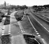 847324 Gezicht op de Leusderweg (onderdeel van de S09, de secundaire provinciale weg Cothen-Amersfoort), met links op ...